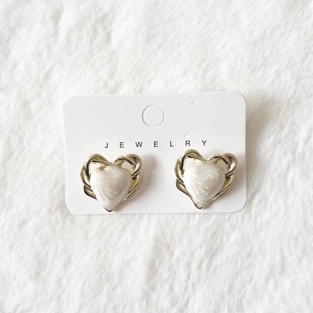 5/$15 🩷 MUST BUNDLE NWT Gold and White Heart Stud Earrings
